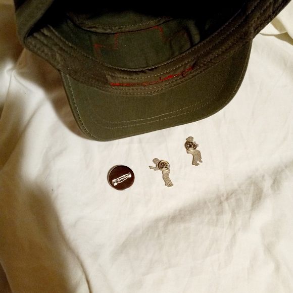 Pulp Fiction Bad Mother hat with Vincent Vega & Mia Wallace Dance Scene Pin set - Picture 5 of 5